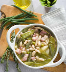 Caldo de panceta con judías, tirabeques y pera