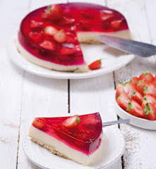 Sernik na zimno z galaretką i owocami