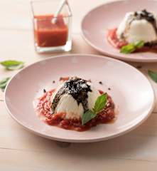 Panna cotta de mozzarella con tomate y balsámico