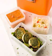 Marmita completa: ovos enformados, arroz de pimentos e sopa de tomate e grão