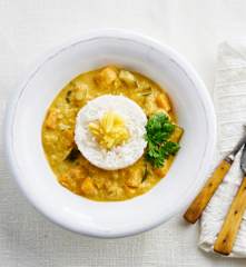 Estufado de vegetais e fruta com caril