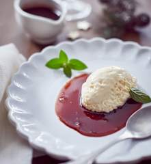 Geeiste Mousse mit Tonkabohne und Rotweinsauce