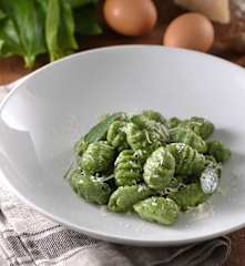 菠菜起司麵疙瘩佐奶油鼠尾草醬