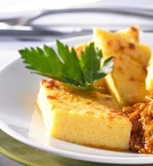 Parmesan-Polenta-Rauten als Beilage zu Tomaten-Paprika-Pisto