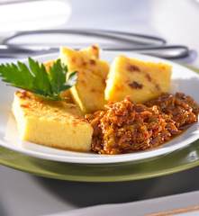 Tomaten-Paprika-Pisto als Gemüseergänzung zu Parmesan-Polenta-Rauten