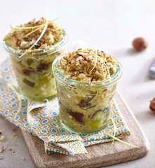 Crumble salé poireaux, pruneaux et noisettes