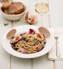 Spaghetti z małżami, grzybami i karczochami