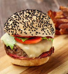 Hambúrguer com ketchup de beterraba