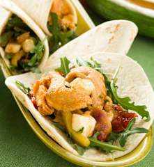 Fajitas de pollo, rúcula y calabacín