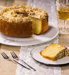 Chiffon cake alle nocciole con glassa al cioccolato al latte
