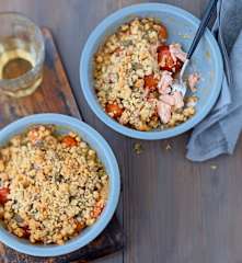 Crumble de saumon et tomates aux graines