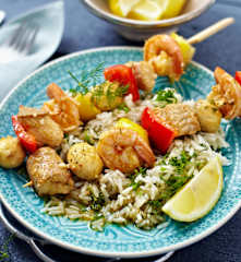 Kebab mit Wels und Garnelen und Kräuterreis