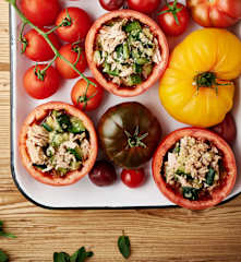 Tomates rellenos de atún y calabacín