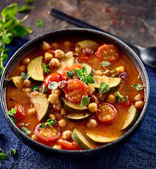 Zucchinitopf mit Kichererbsen und Rosinen