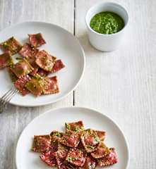Ravioli com pesto de rúcula e noz