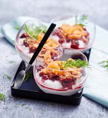 Verrine aux chèvre frais, noix, saumon fumé et cerises