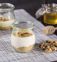 Cheesecake in bicchierino al gorgonzola e noci con miele