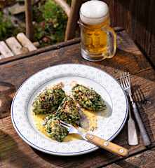 Spinat-Topfen-Nockerl mit Bergkräuterbutter