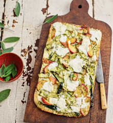 Piza de burrata e pêssego com massa de iogurte
