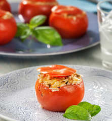 Tomates rellenos de arroz a las hierbas