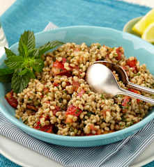 Kroupový salát s rajčaty