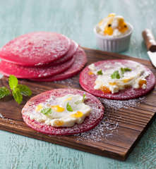 甜菜根薄餅佐熱帶水果起司