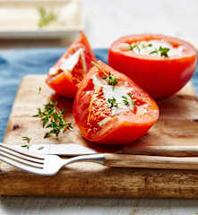 Tomates farcies à la pannacotta au parmesan, cœur coulant poivron et framboise