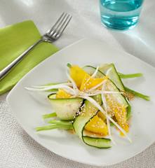 Ensalada de frutas y verduras al vapor con vinagreta de naranja