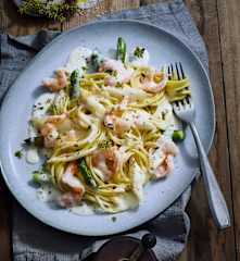 Pasta mit Spargel-Zitronensauce und Garnelen