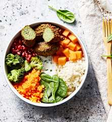 罗汉饭配扁豆沙拉和石榴