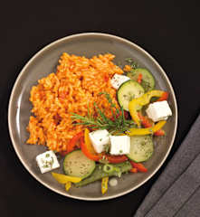 Tomaten-Paprika-Reis mit Sommergemüse und Feta