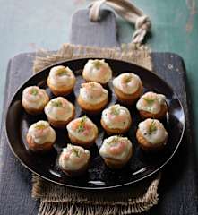 Canapè di polenta con gamberi e maionese all'aneto