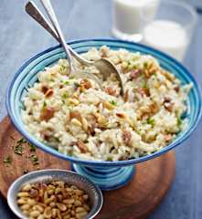 Pilaw z rodzynkami i orzeszkami piniowymi