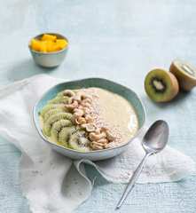 Smoothie bowl z mango i nasionami chia