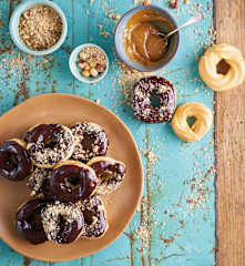 Donuts de massa choux com doce de leite