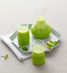 Bebida gasosa de pepino e gengibre