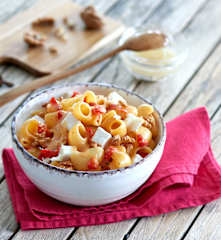 Makaron z papryką i kozim serem