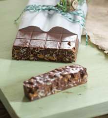 Turrón de muesli, almendra y chocolate