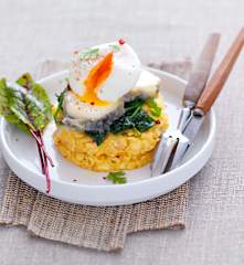 Galettes de panais aux épinards, fromage de chèvre et oeufs pochés