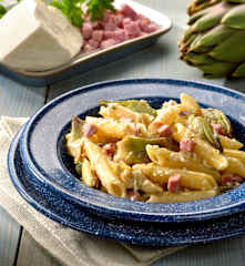 Penne mit Artischocken, Schinken und Ricotta