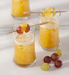 Cóctel de piña y uvas