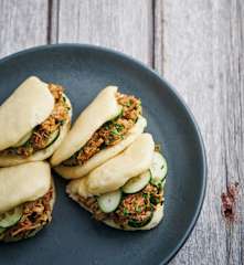 Pãezinhos a vapor com barriga de porco no forno