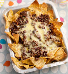 Nachos z chili i serem