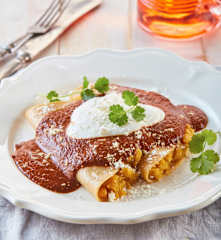 Enmoladas rellenas de plátano macho