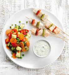 Spiedini di pesce con verdure al vapore e salsa ai cetrioli