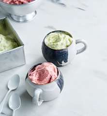 Iogurte gelado de ananás e de morango