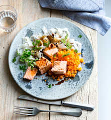 Saumon mi-cuit, carottes et nouilles de riz