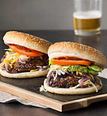 Hamburguesas de buey y aceitunas con cebolla caramelizada (Hestan Cue™)