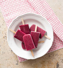 Frozen breakfast yoghurt pops