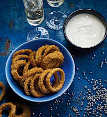 Cebola frita com molho de iogurte